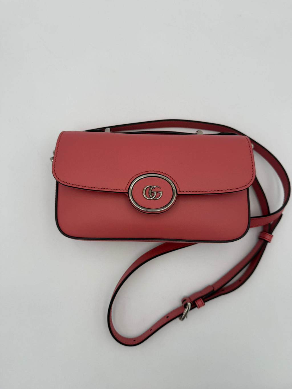 Sac à bandoulière en cuir Gucci GG Marmont, élégant et sophistiqué, avec logo emblématique en métal doré.