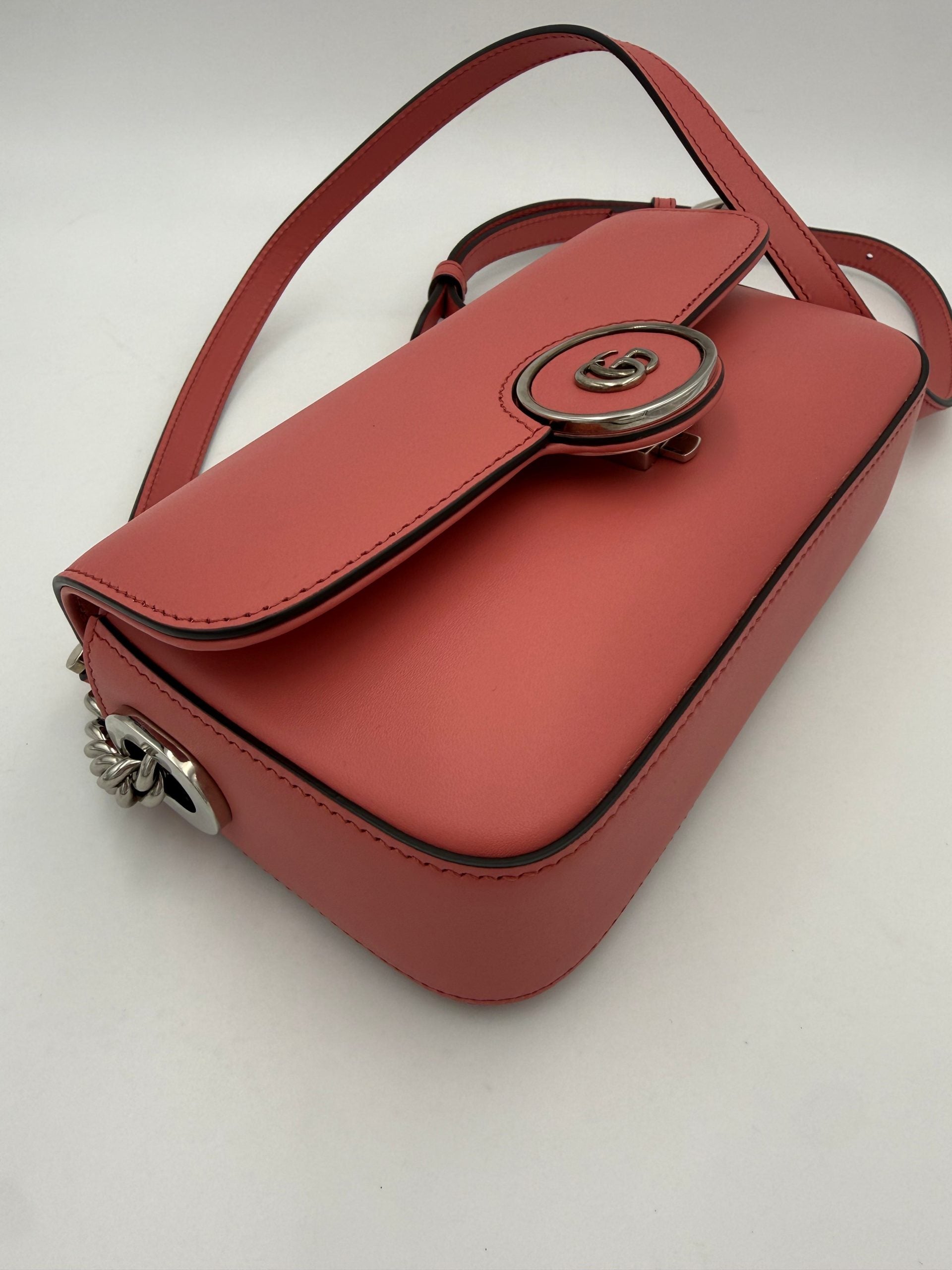 Sac à épaule en cuir Gucci GG Marmont, design élégant avec logo emblématique, couleur noire, détails de finition raffinés.