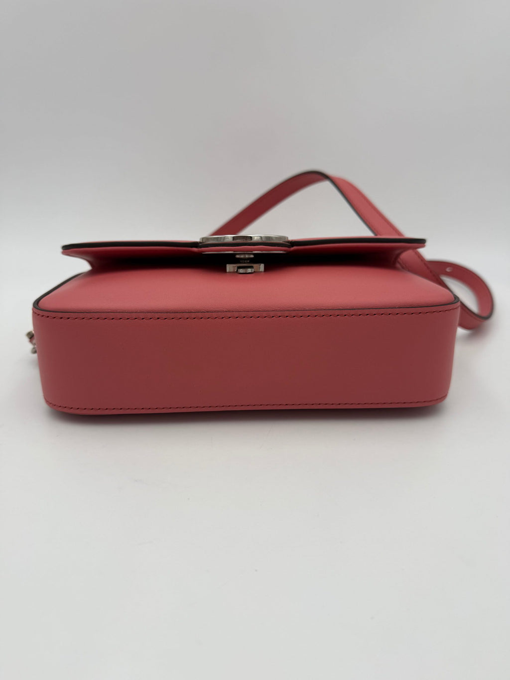 Sac à main Gucci GG Marmont en cuir, sacoche à épaule élégante avec logo emblématique, pour un style sophistiqué.