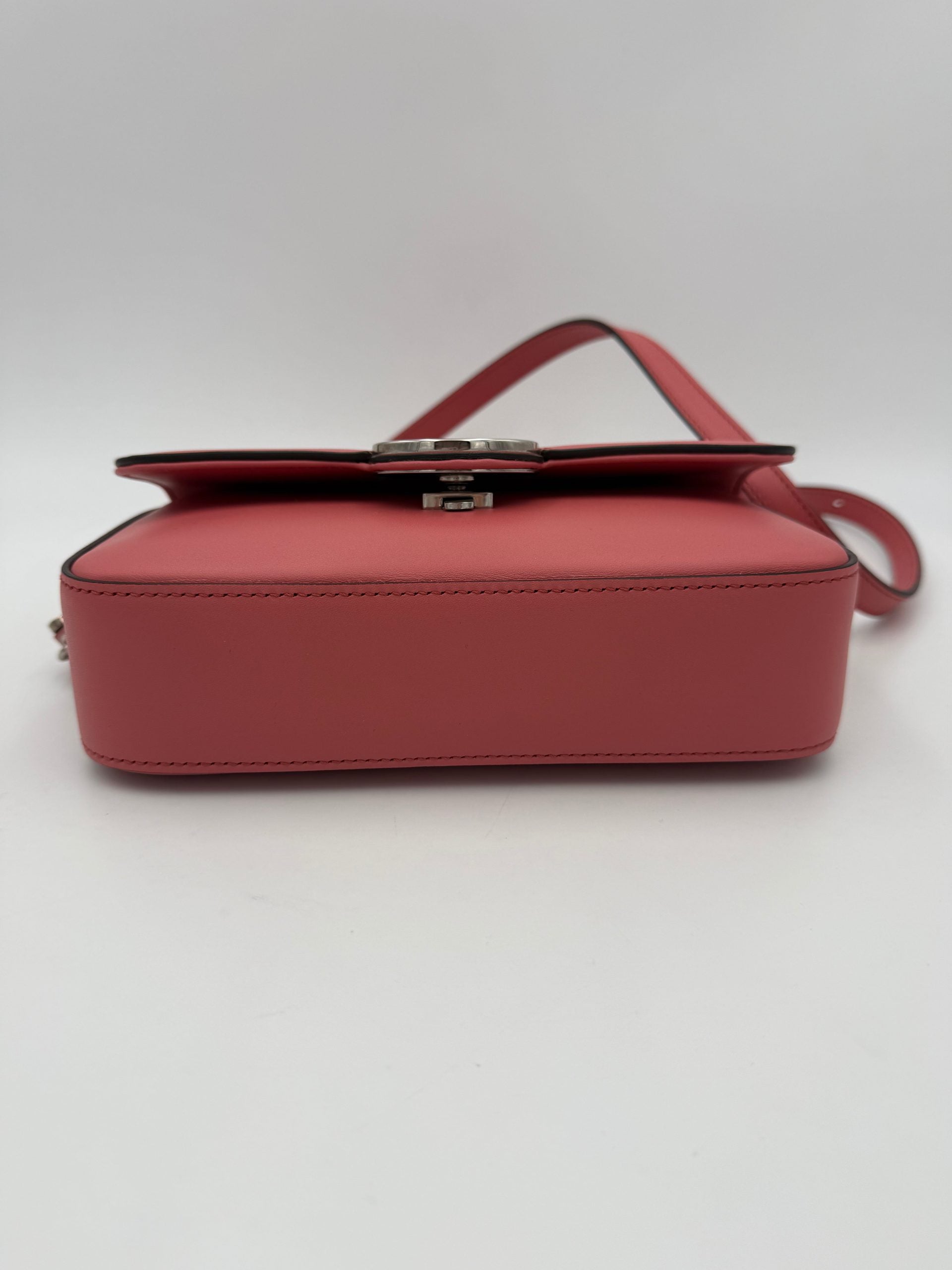 Sac à main Gucci GG Marmont en cuir, sacoche à épaule élégante avec logo emblématique, pour un style sophistiqué.