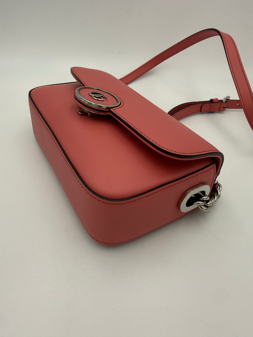 Sac à bandoulière en cuir Gucci GG Marmont, design emblématique avec logo contrastant et finition élégante.