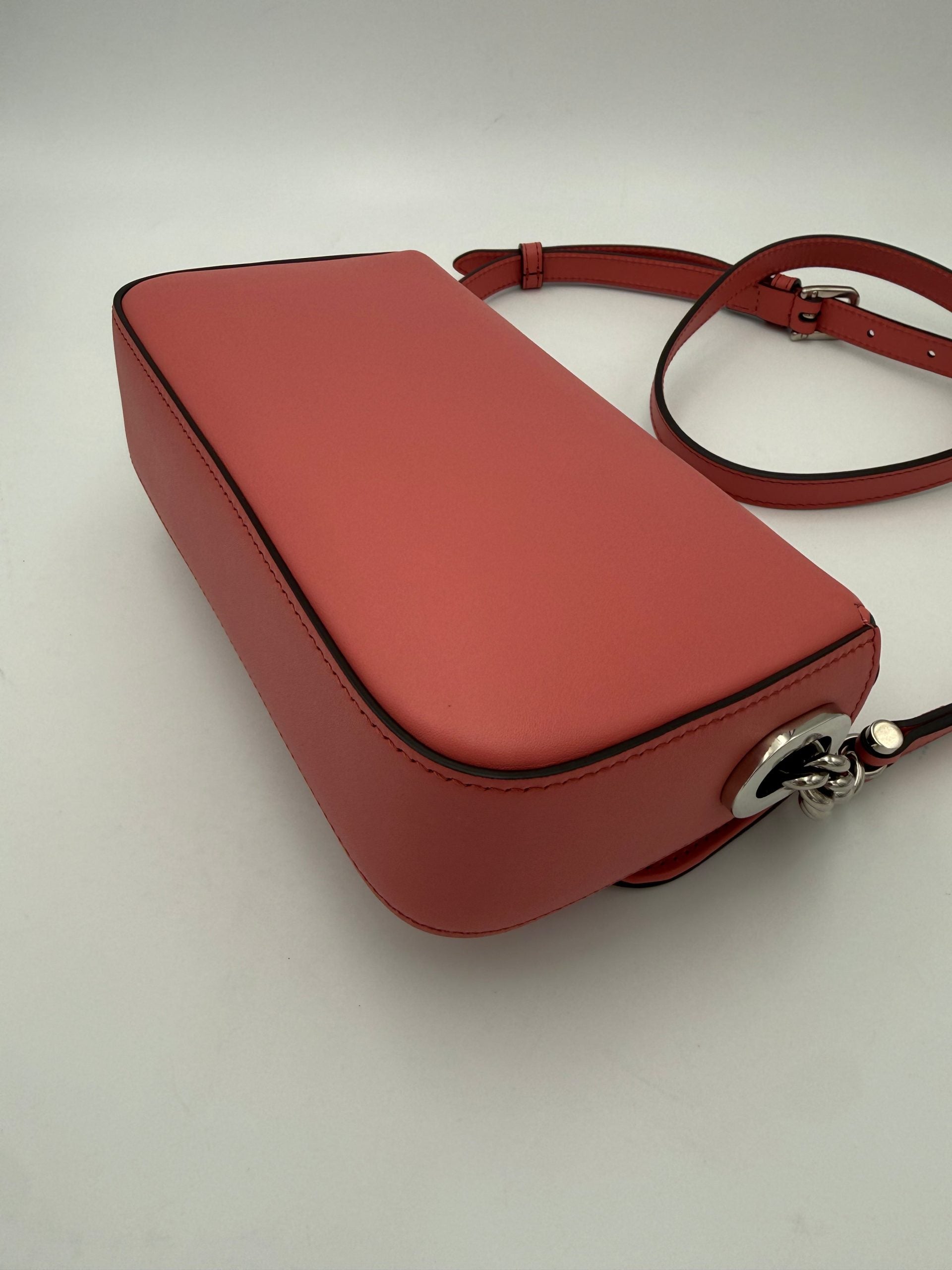 Sac à épaules en cuir Gucci GG Marmont, élégant et luxueux, avec logo emblématique sur le devant.