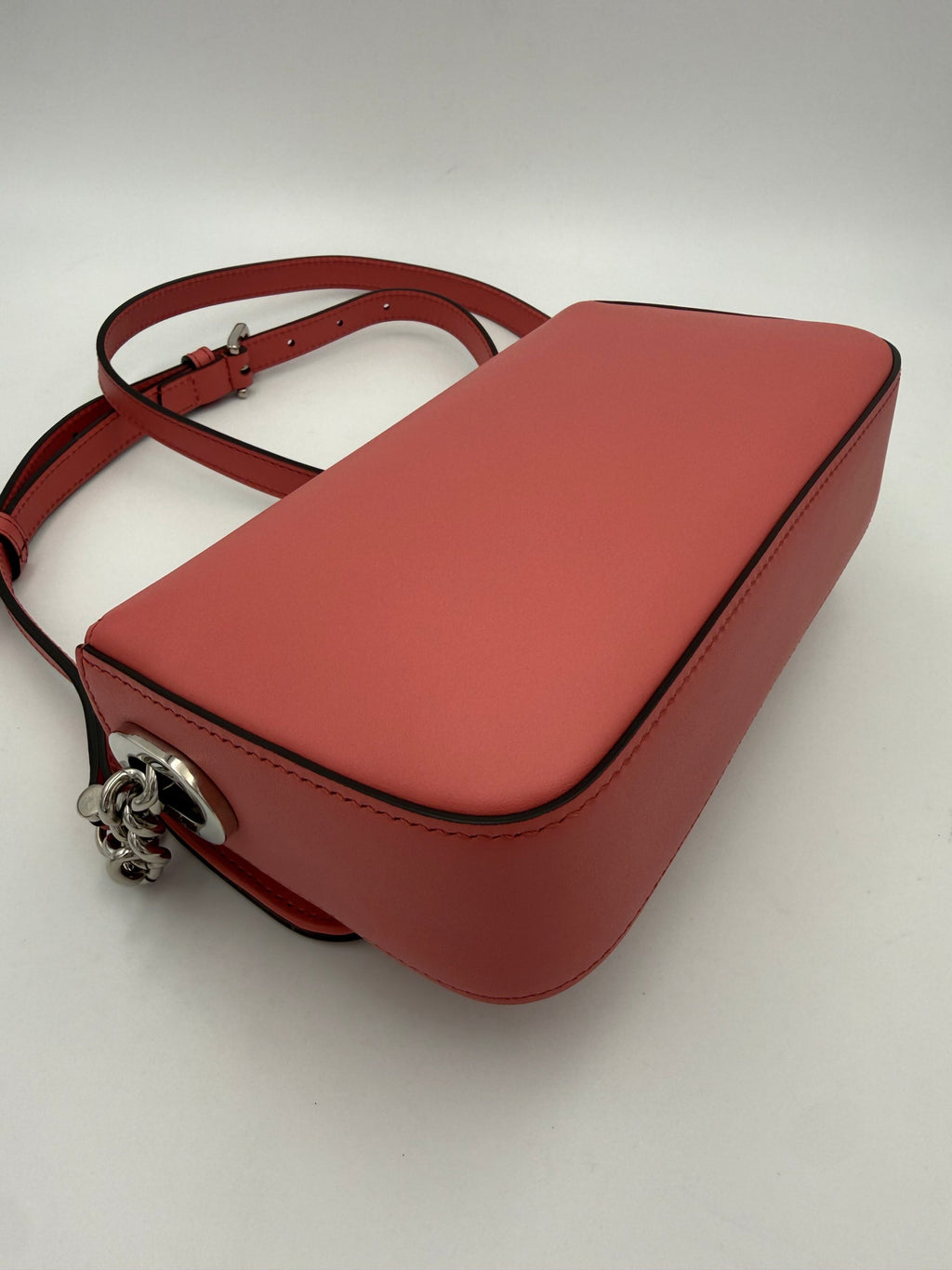 Sac bandoulière en cuir Gucci GG Marmont de la marque Gucci, avec logo emblématique et finition élégante.