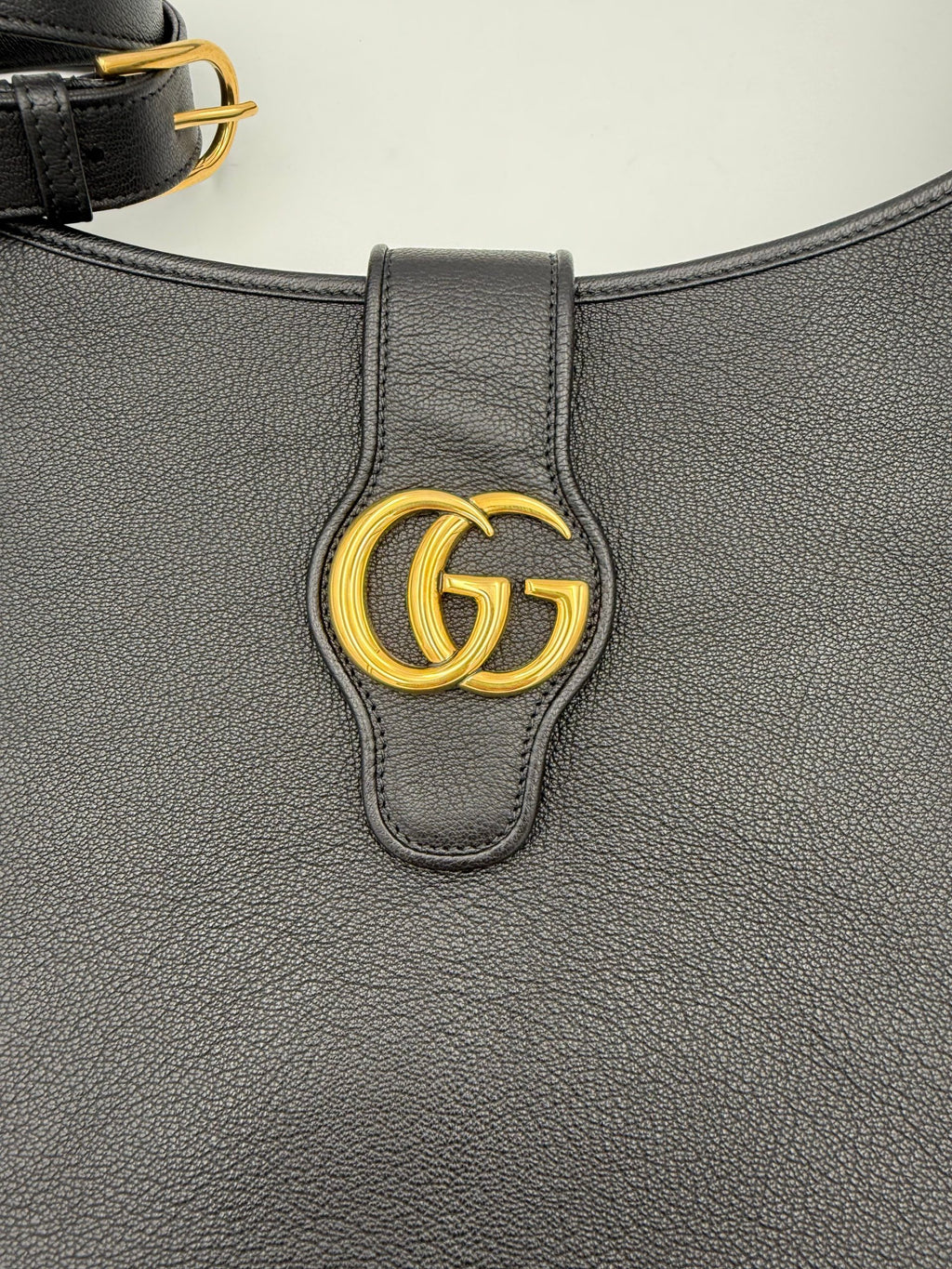 Sac à bandoulière ou croisé Gucci Aphrodite noir avec détails en cuir et logo emblématique, visible sur l'image.