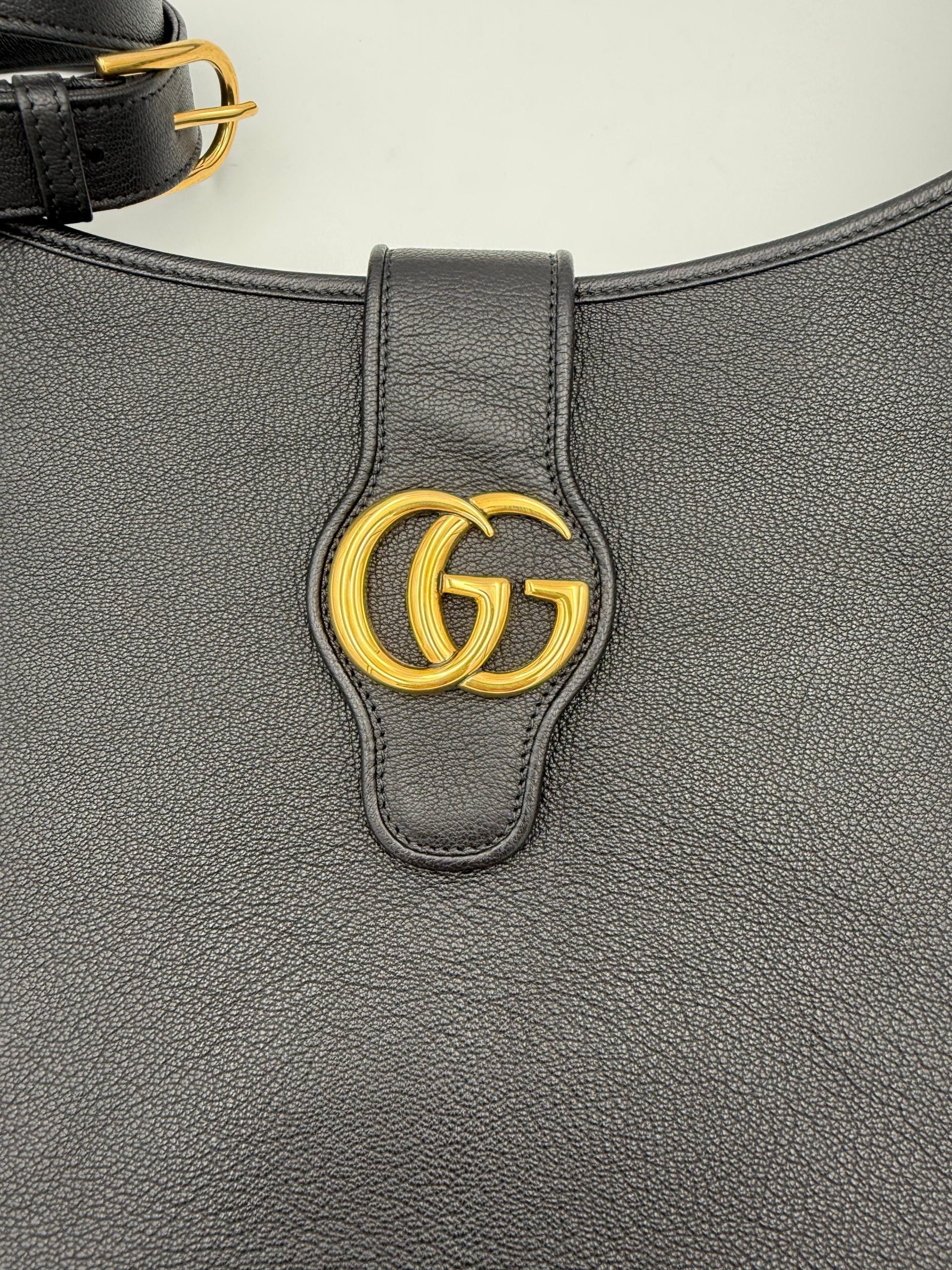 Sac à bandoulière ou croisé Gucci Aphrodite noir avec détails en cuir et logo emblématique, visible sur l'image.