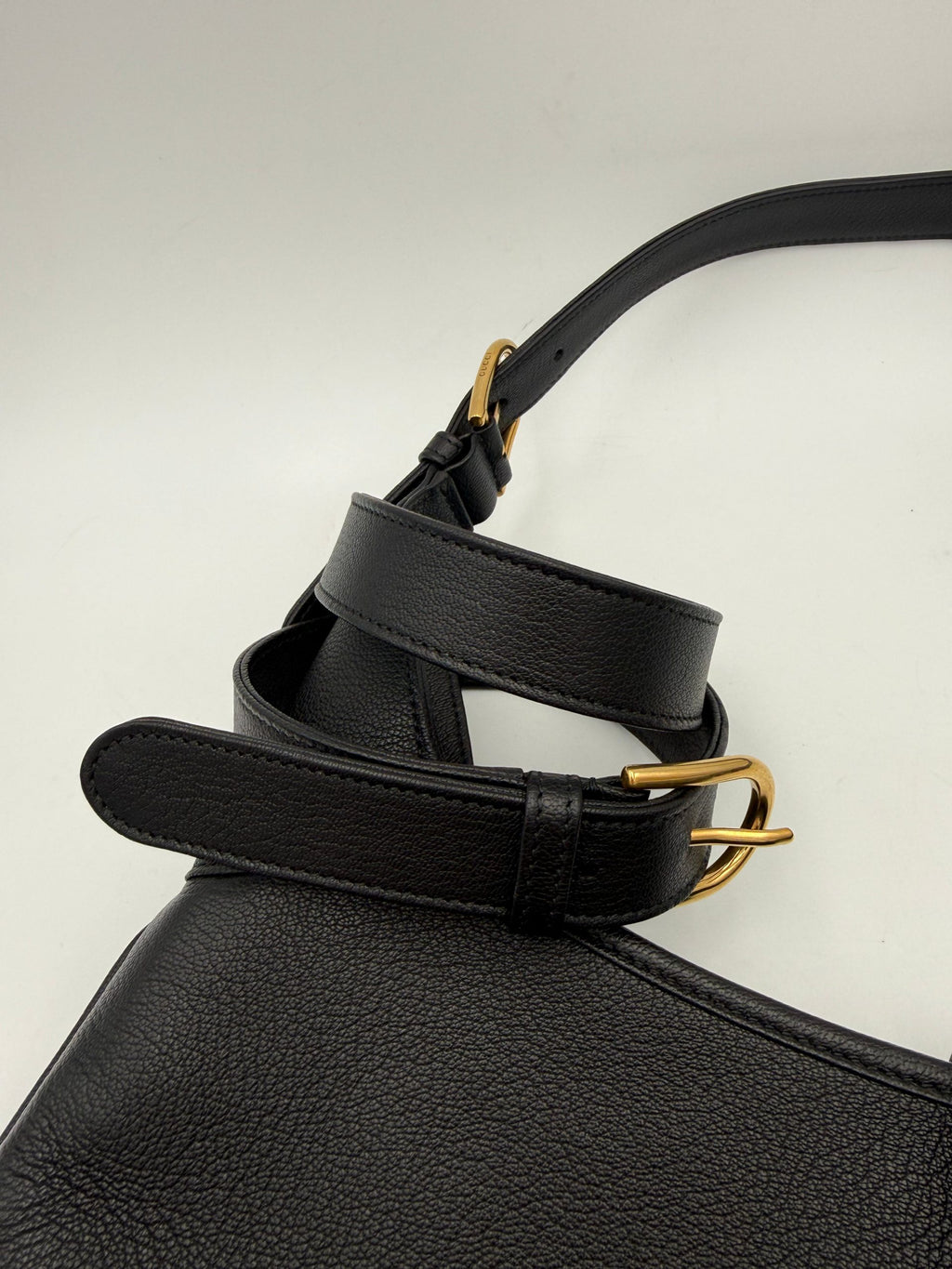 Sac à bandoulière ou croisé Gucci Aphrodite noir avec logo Gucci en détail élégant et matelassé.