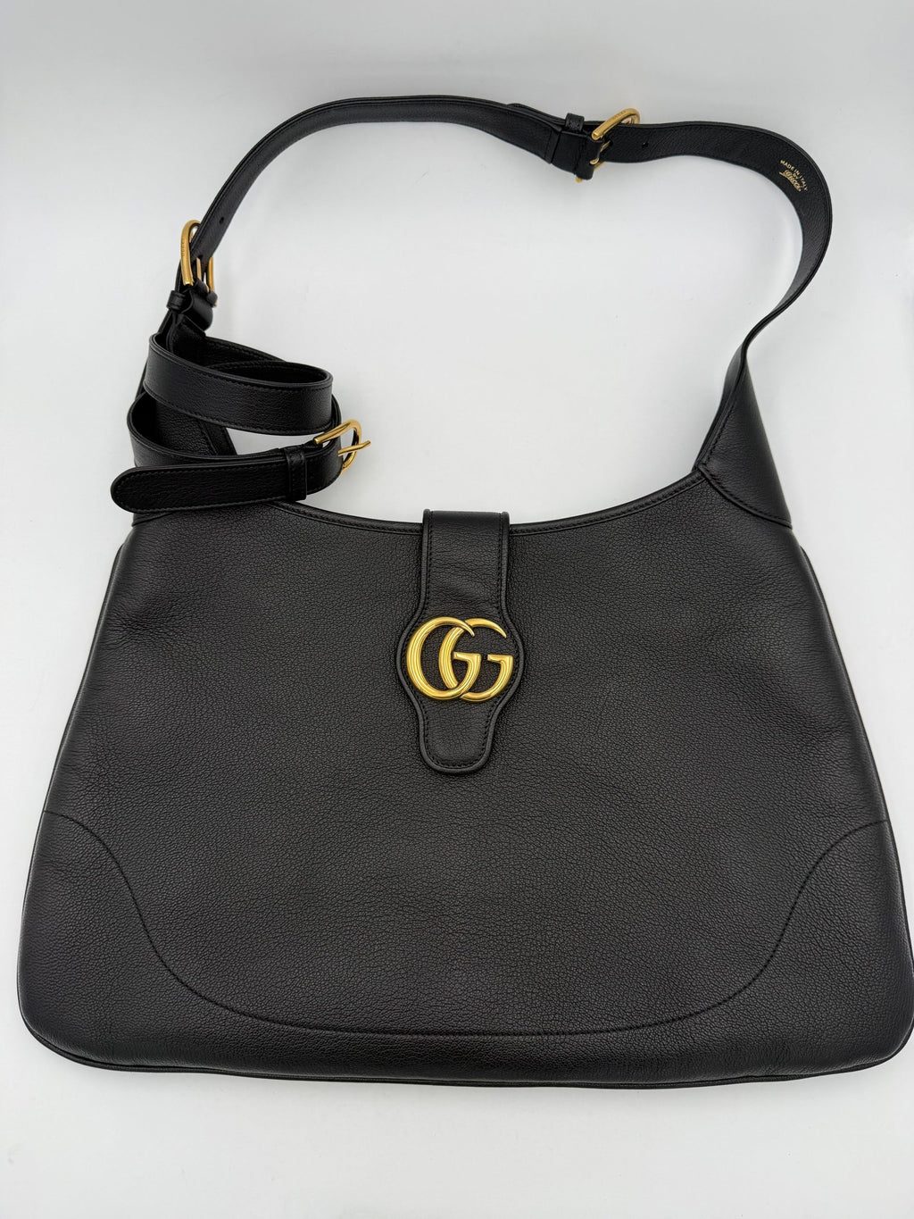 Sac à main Gucci Aphrodite noir, sacoche ou bandoulière en cuir avec détails élégants, porté sur l'épaule ou en crossbody.