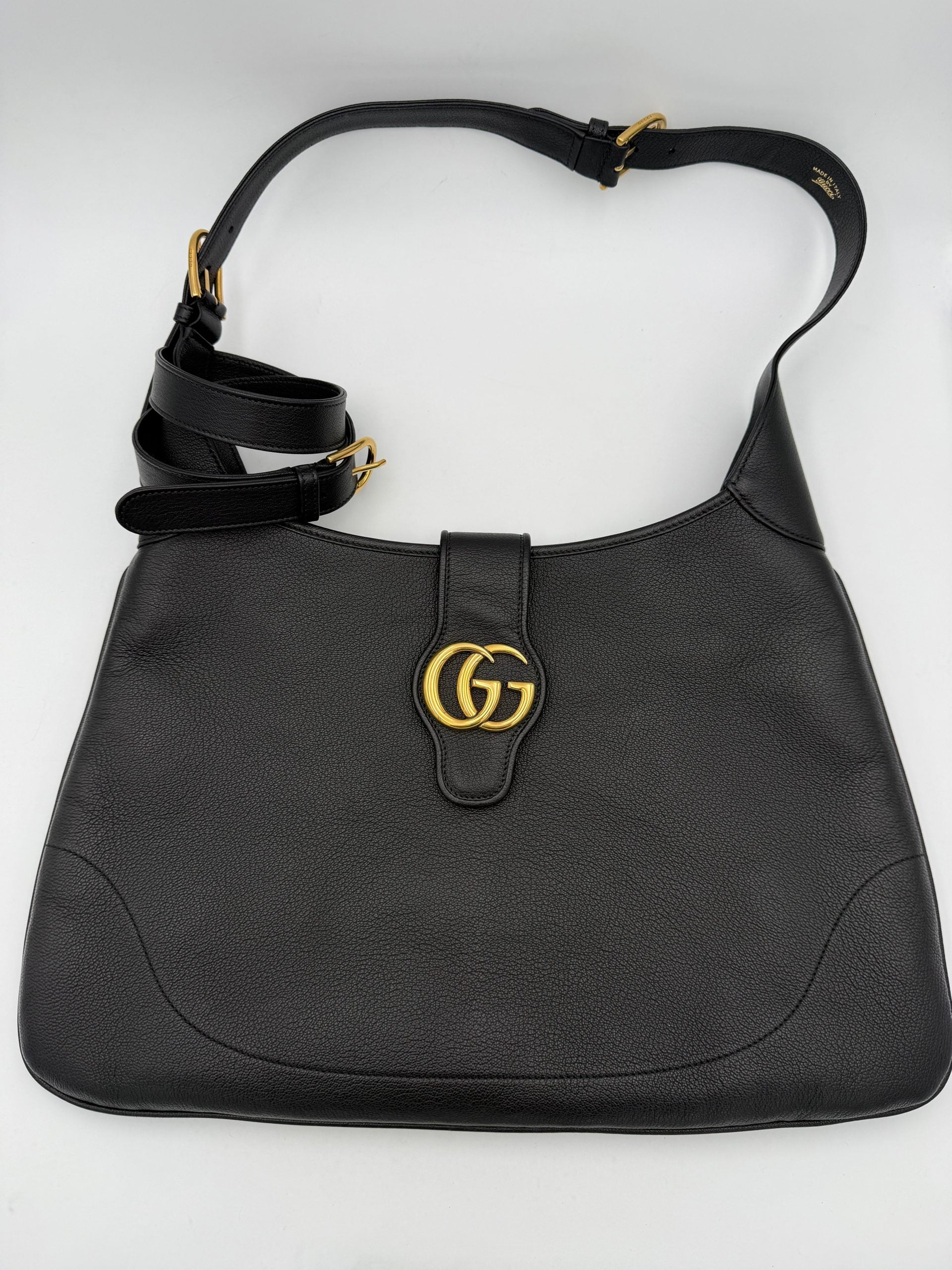 Sac à main Gucci Aphrodite noir, sacoche ou bandoulière en cuir avec détails élégants, porté sur l'épaule ou en crossbody.