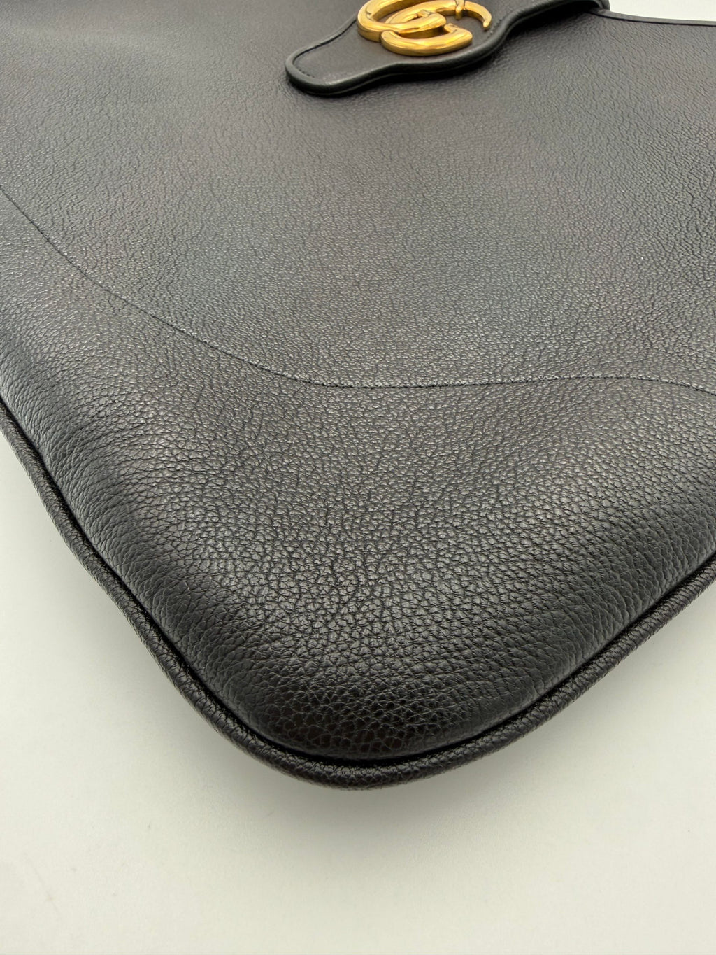 Sac à main Gucci Aphrodite noir en bandoulière ou porté croisé, avec détails élégants et finition en cuir.
