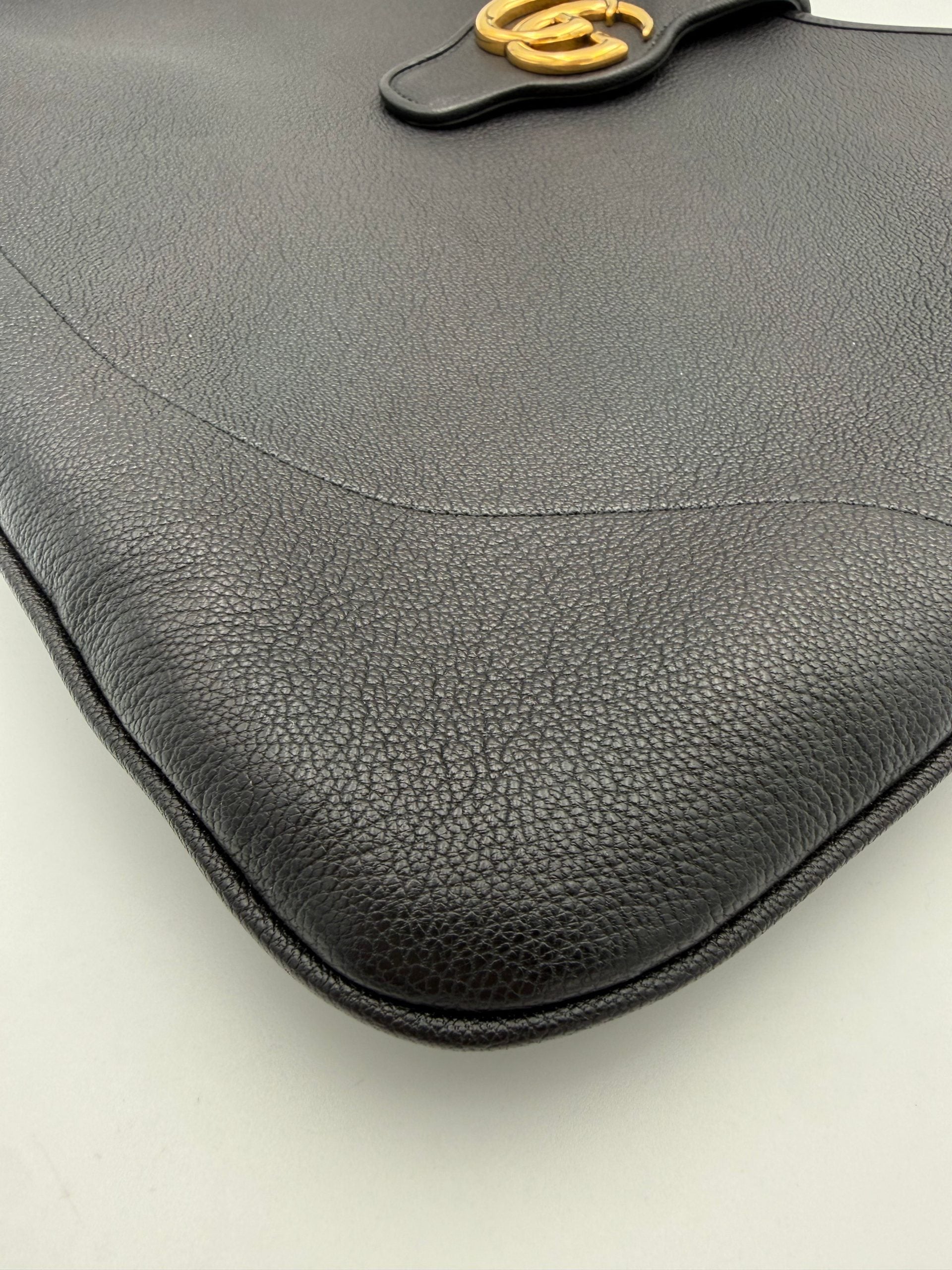 Sac à main Gucci Aphrodite noir en bandoulière ou porté croisé, avec détails élégants et finition en cuir.