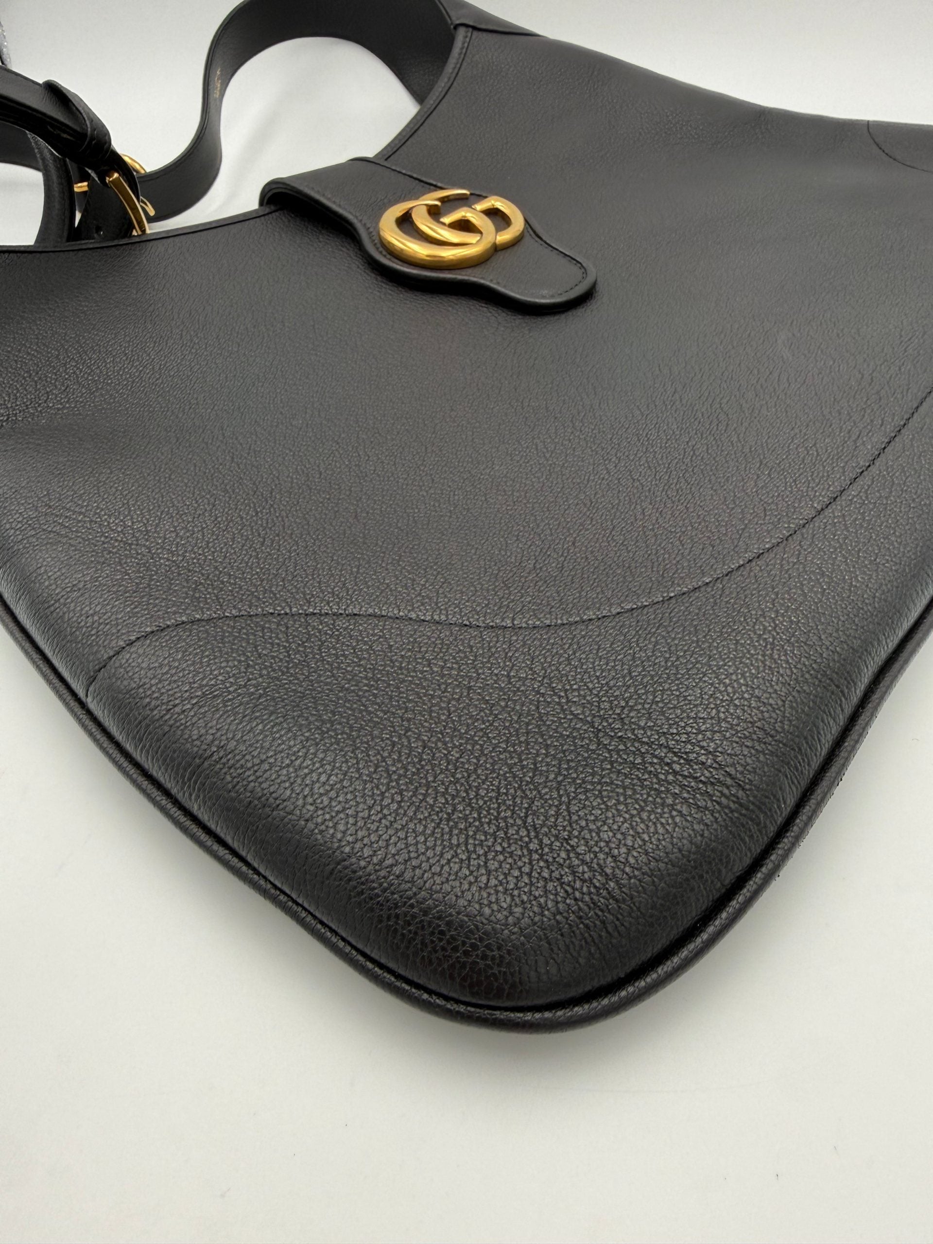 Sac à main Gucci Aphrodite noir à bandoulière ou en travers, avec détails élégants et logo de la marque visible.