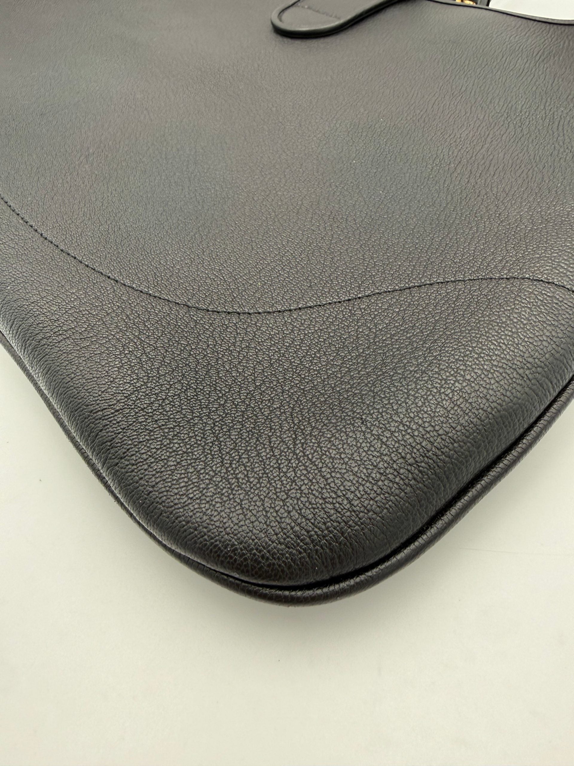 Sac à bandoulière ou croisé Gucci Aphrodite noir, en cuir avec logo Gucci, visible en détail dans l'image.