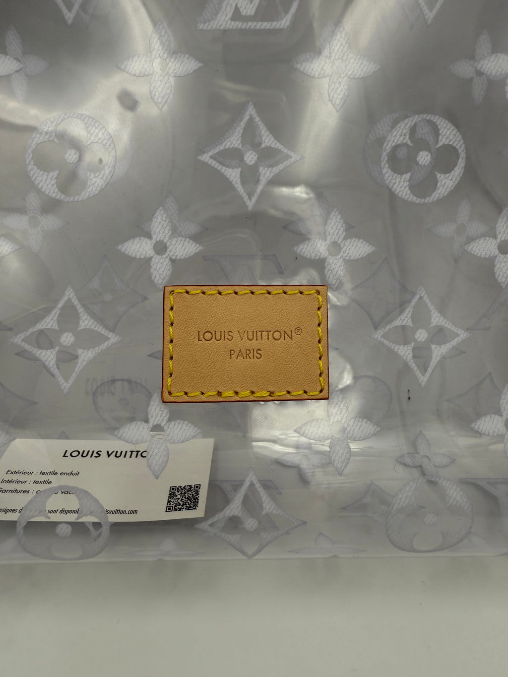 Pochette transparente Louis Vuitton Monogram en toile avec logo LV visible, idéale pour accessoires et petits objets.