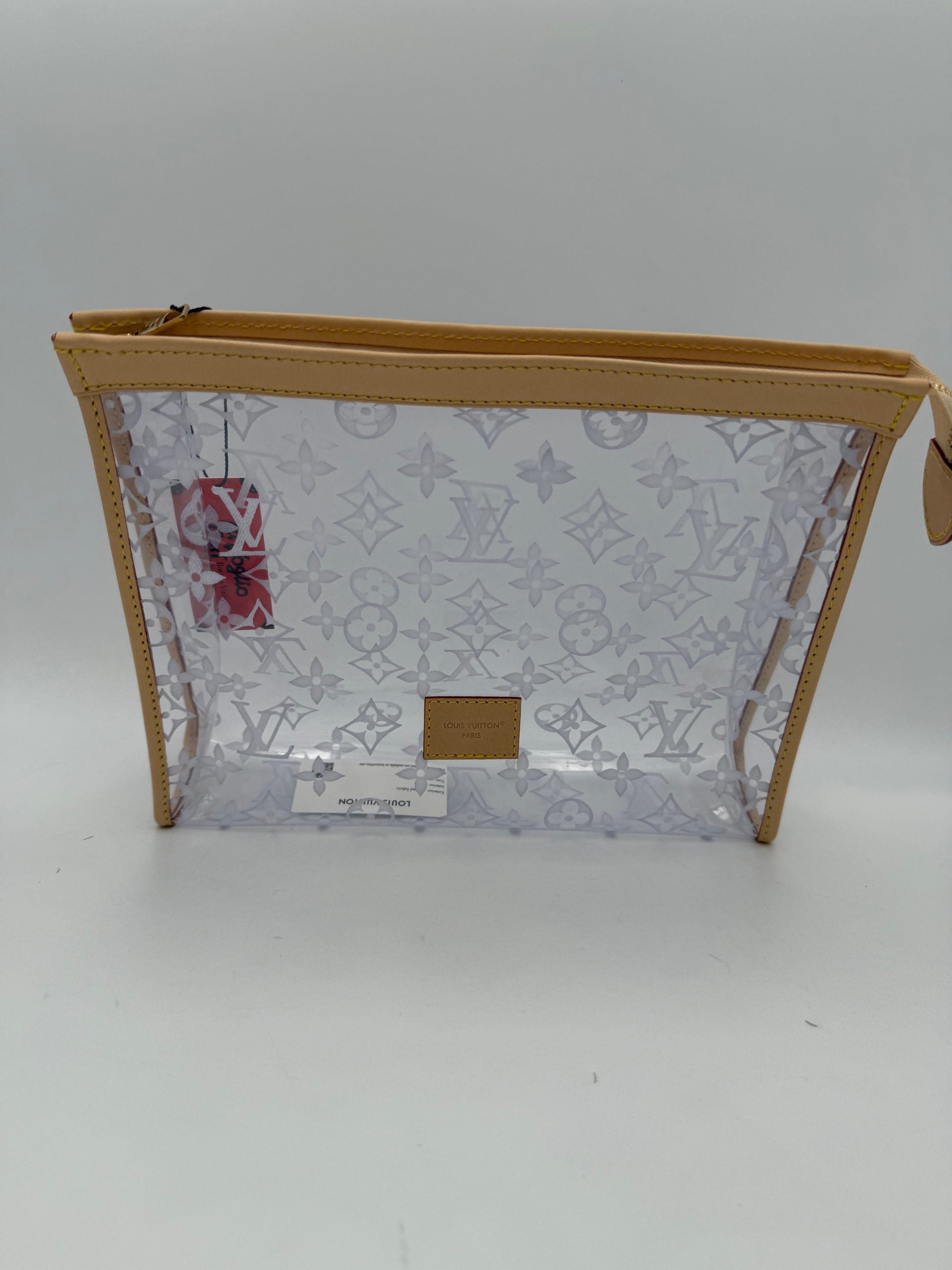 Pochette transparente Monogram de Louis Vuitton avec logo Louis Vuitton, en cuir verni, idéale pour accessoires ou petits objets.