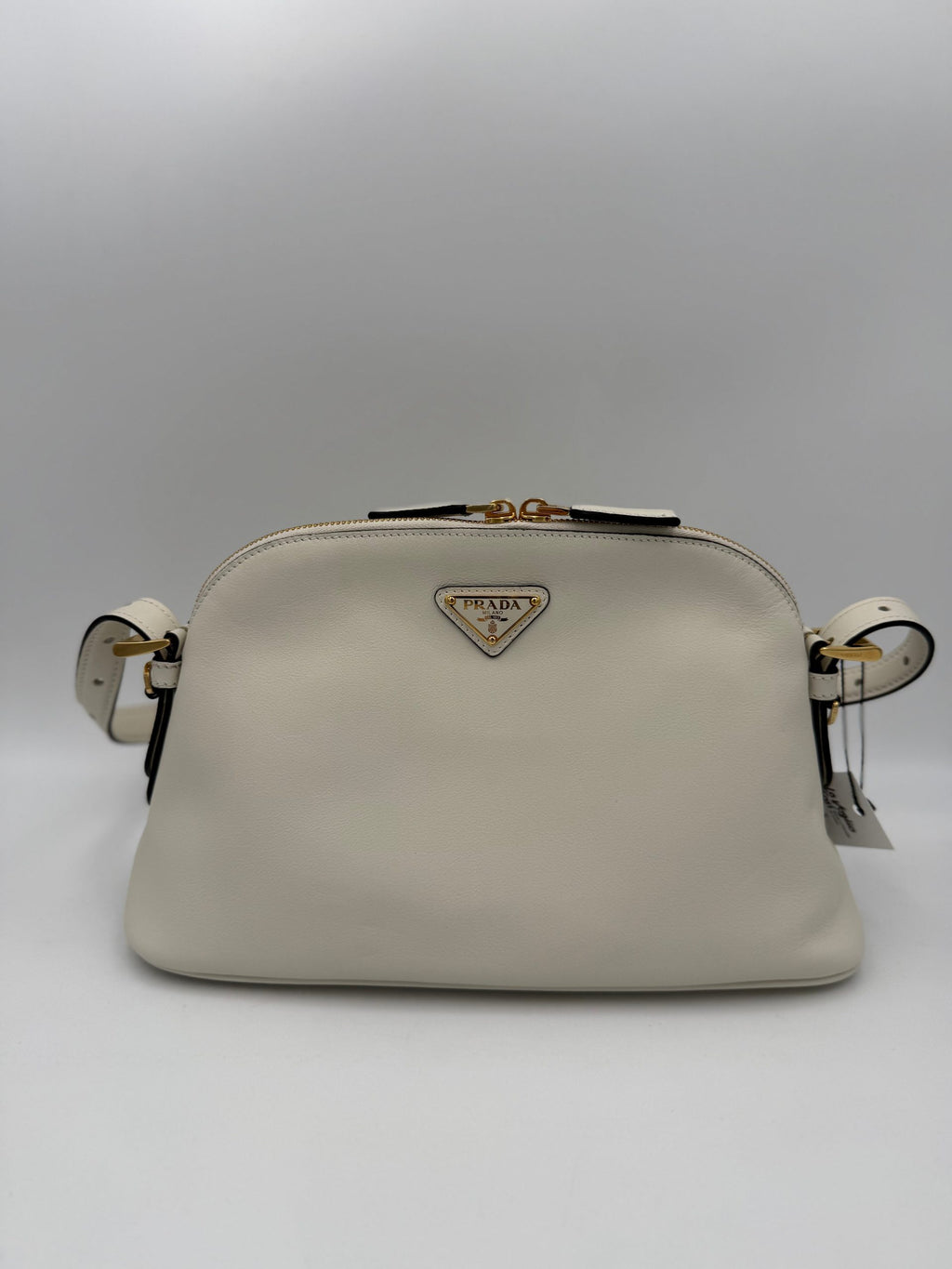Sac à main Prada Bauletto BOWLING en cuir avec poignée, design élégant et finition raffinée, vue de face.