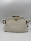 Sac à main Prada Bauletto BOWLING en cuir avec poignée, design élégant et finition raffinée, vue de face.