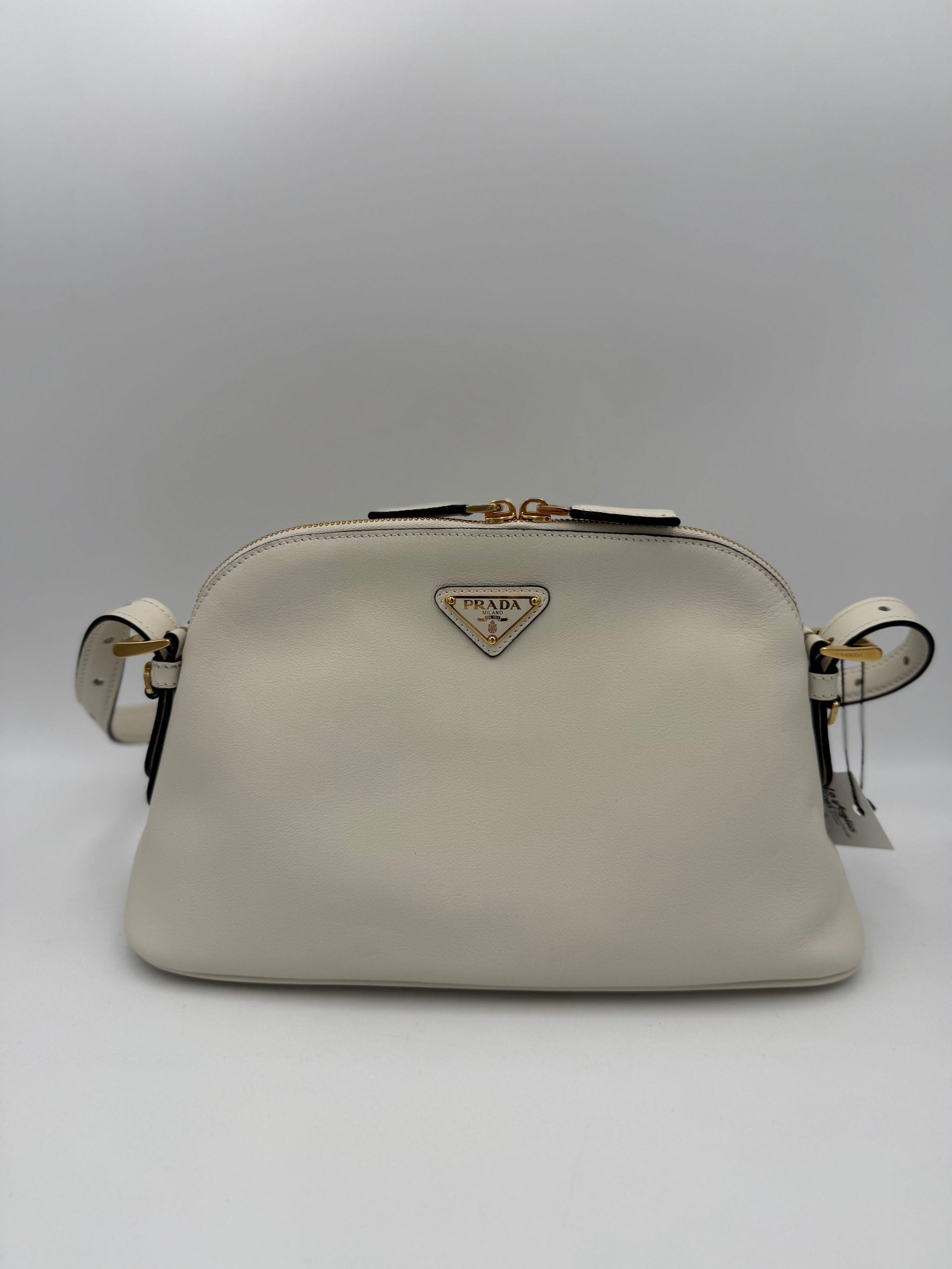 Sac à main Prada Bauletto BOWLING en cuir avec poignée, design élégant et finition raffinée, vue de face.