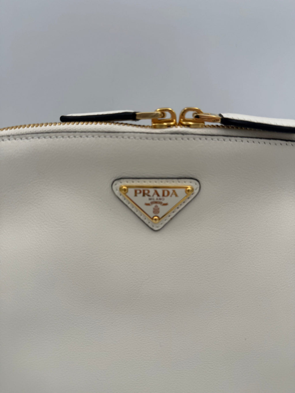 Sac à main Prada Bauletto BOWLING en cuir avec poignée, design élégant et structure robuste, vue de face.