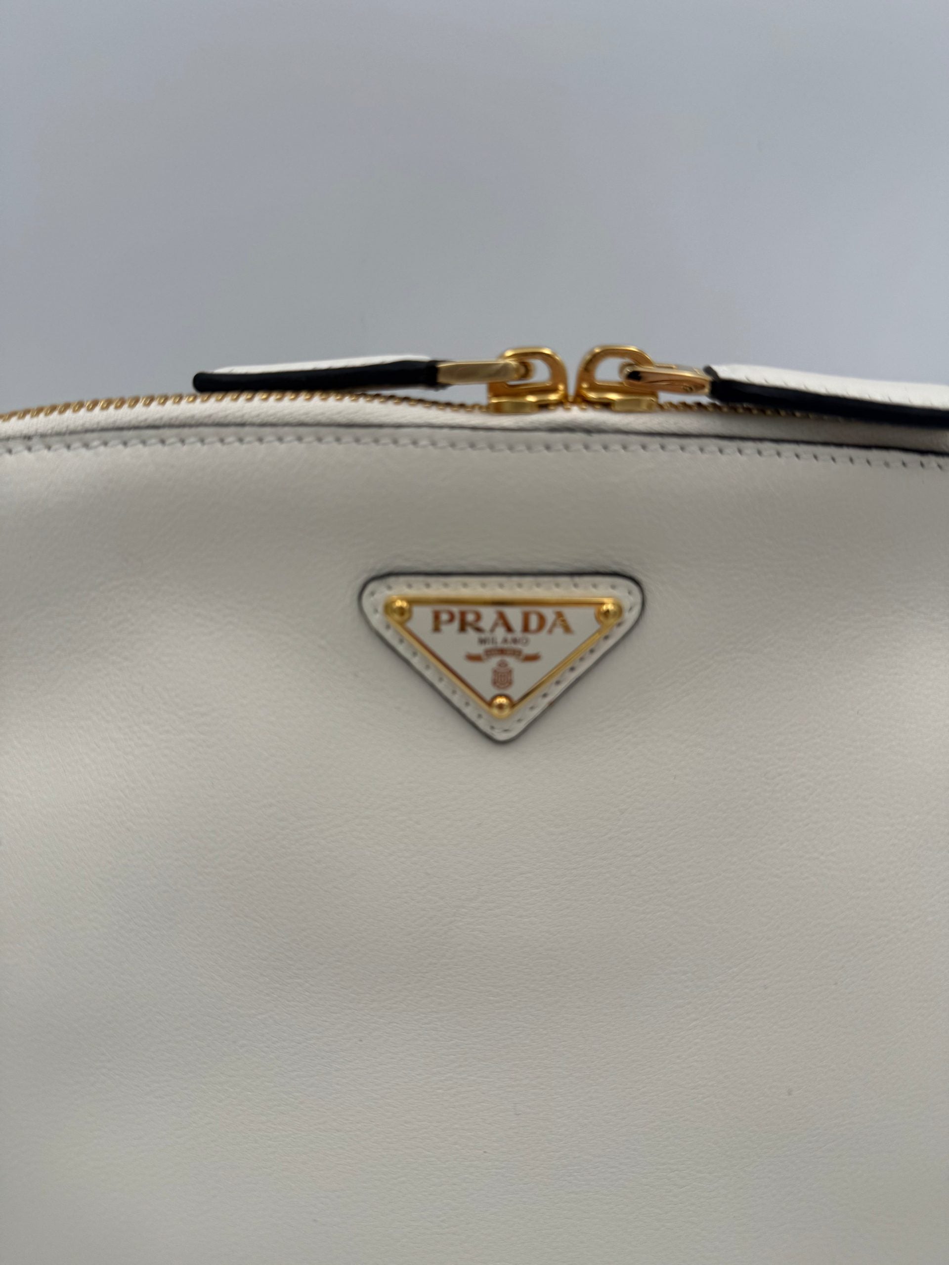 Sac à main Prada Bauletto BOWLING en cuir avec poignée, design élégant et structure robuste, vue de face.