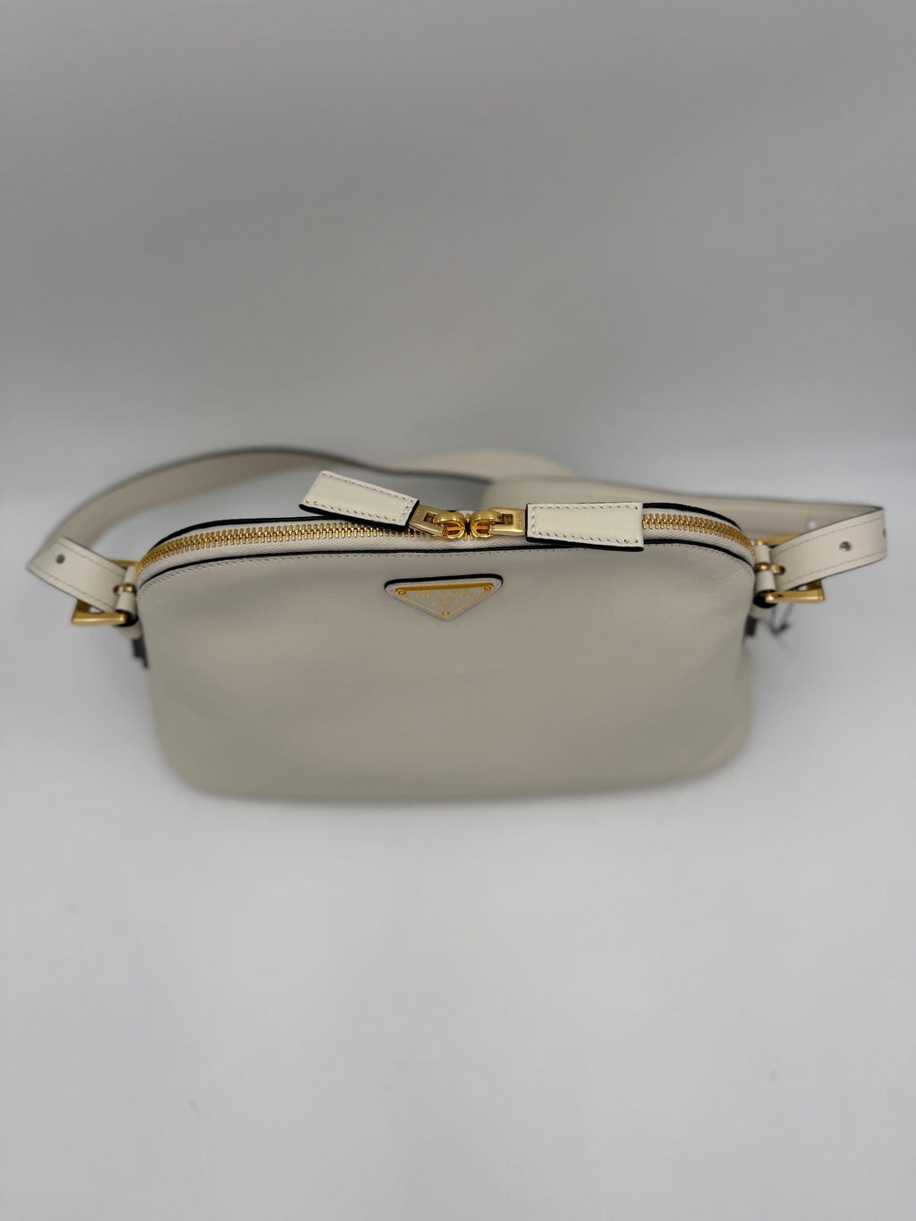 Sac à main Prada Bauletto BOWLING en cuir, design élégant et robuste, avec poignées et détails sophistiqués.