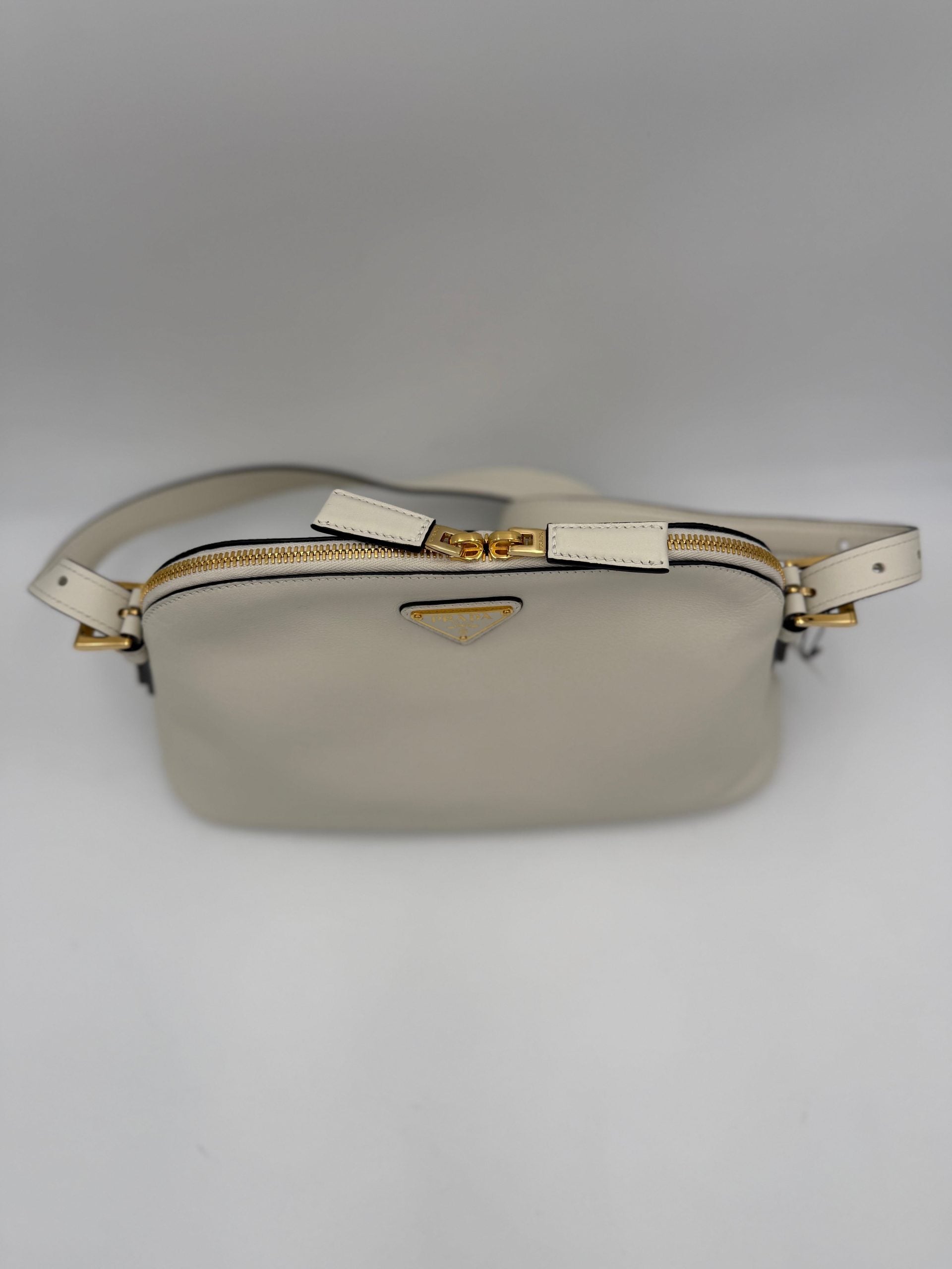 Sac à main Prada Bauletto BOWLING en cuir, design élégant et robuste, avec poignées et détails sophistiqués.