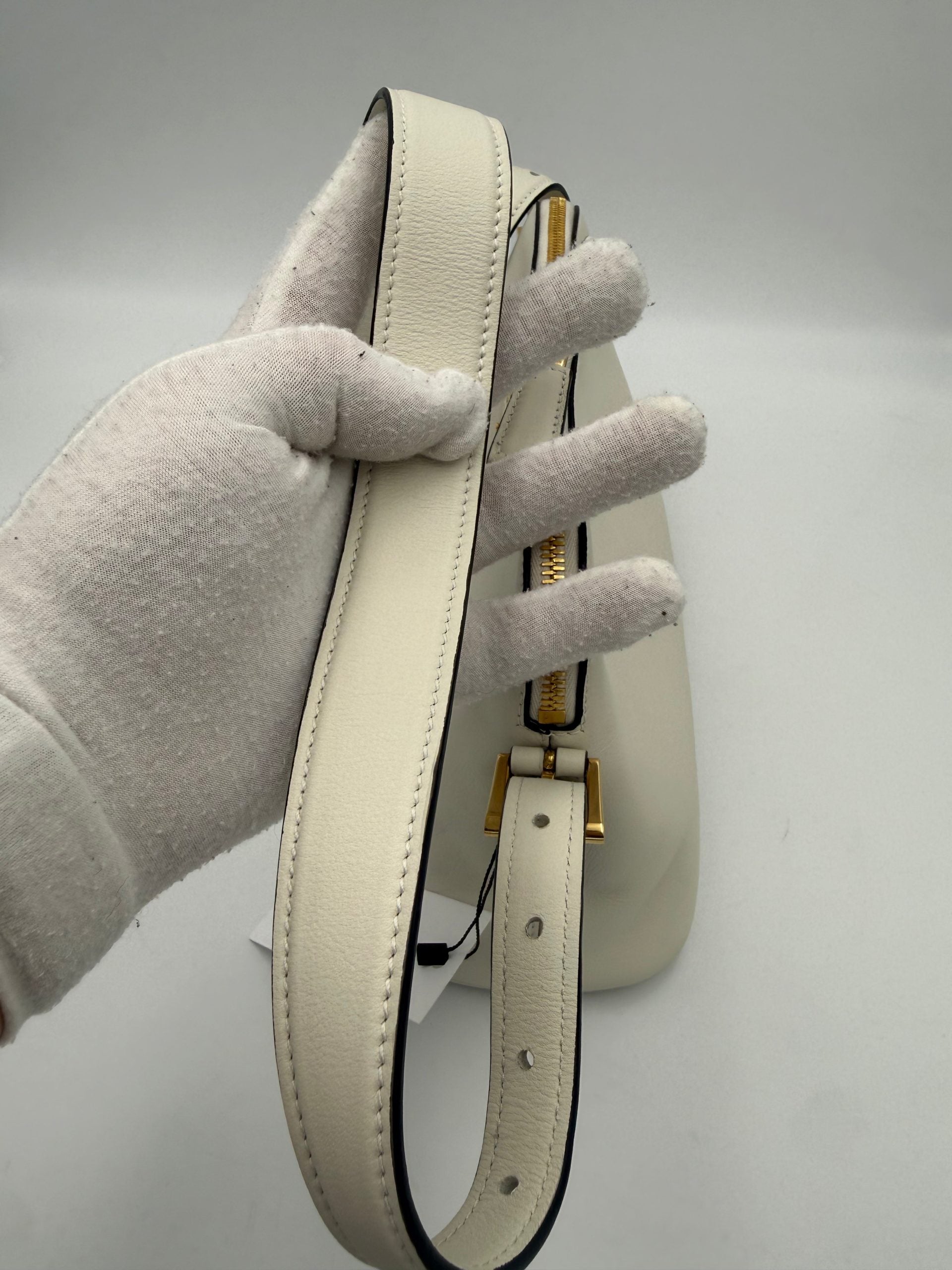 Sac à main Prada Bauletto Bowling en cuir, design élégant avec poignées et détails sophistiqués, pour un style chic et pratique.