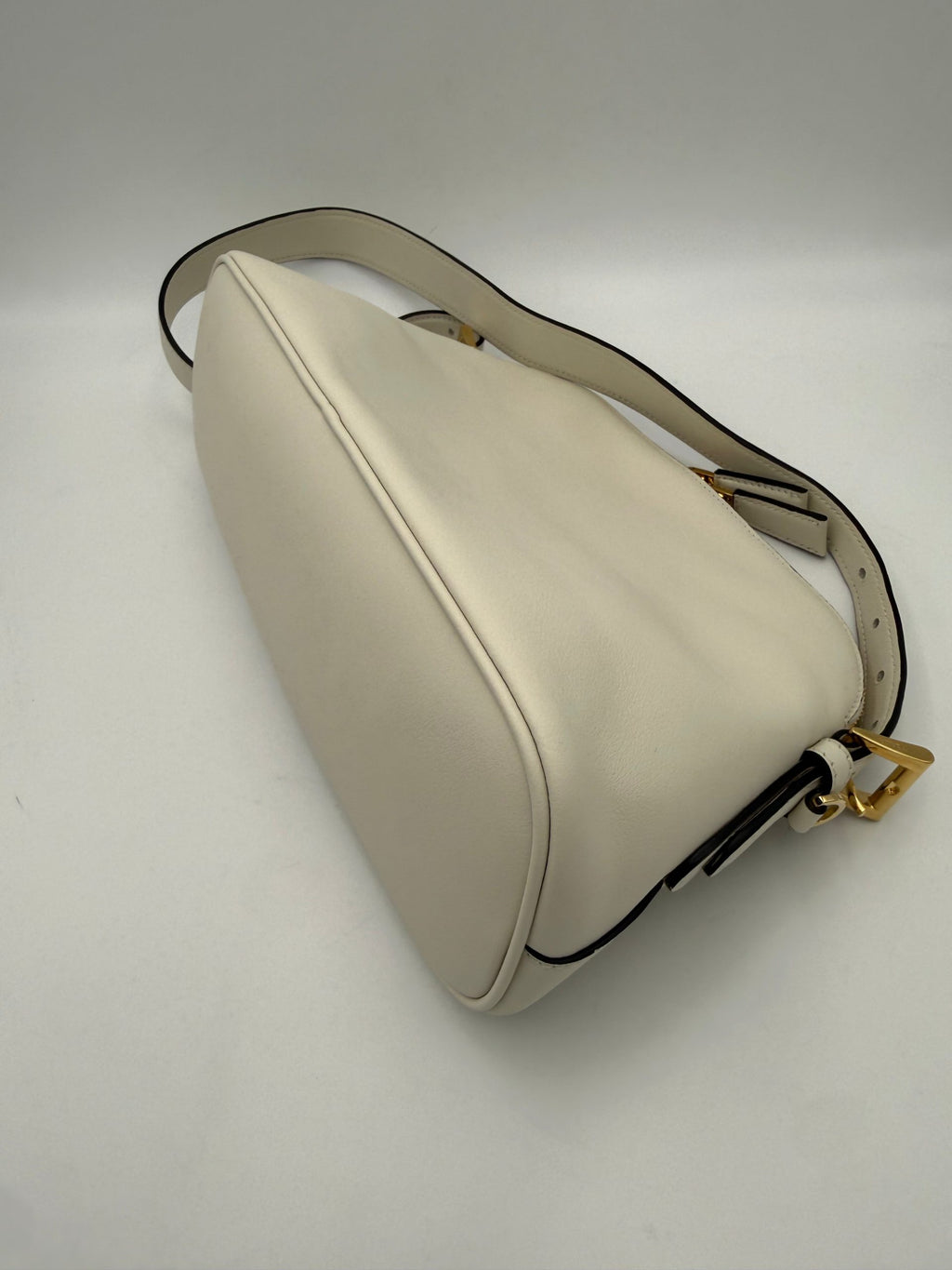 Sac à main Prada Bauletto Bowling en cuir, sac à main élégant avec poignées, design moderne et finition de haute qualité.