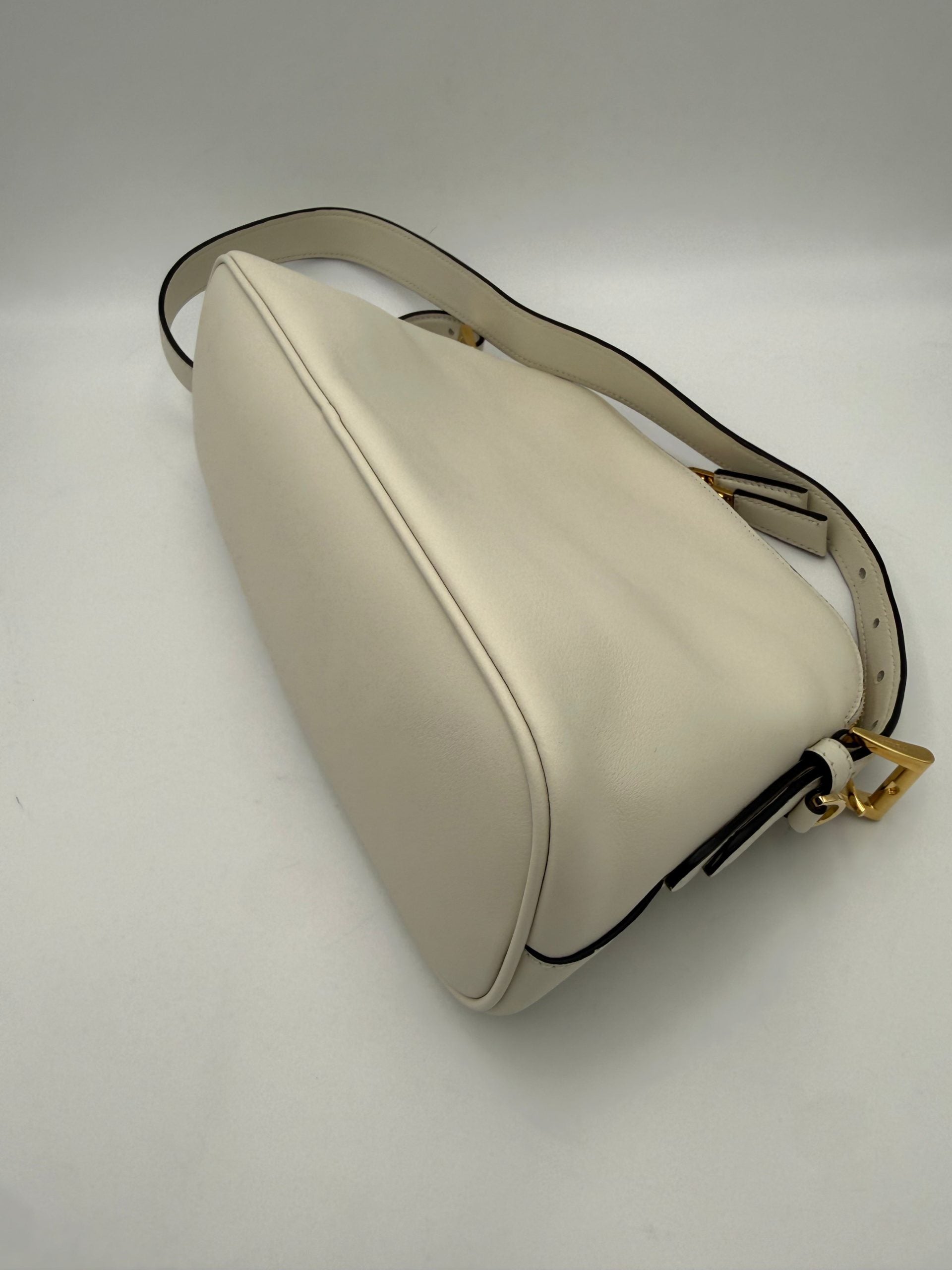 Sac à main Prada Bauletto Bowling en cuir, sac à main élégant avec poignées, design moderne et finition de haute qualité.