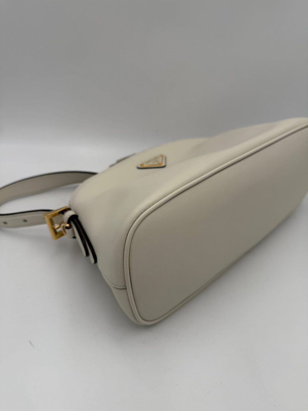 Sac à main Prada Bauletto Bowling en cuir avec poignées, design élégant et structure volumineuse.