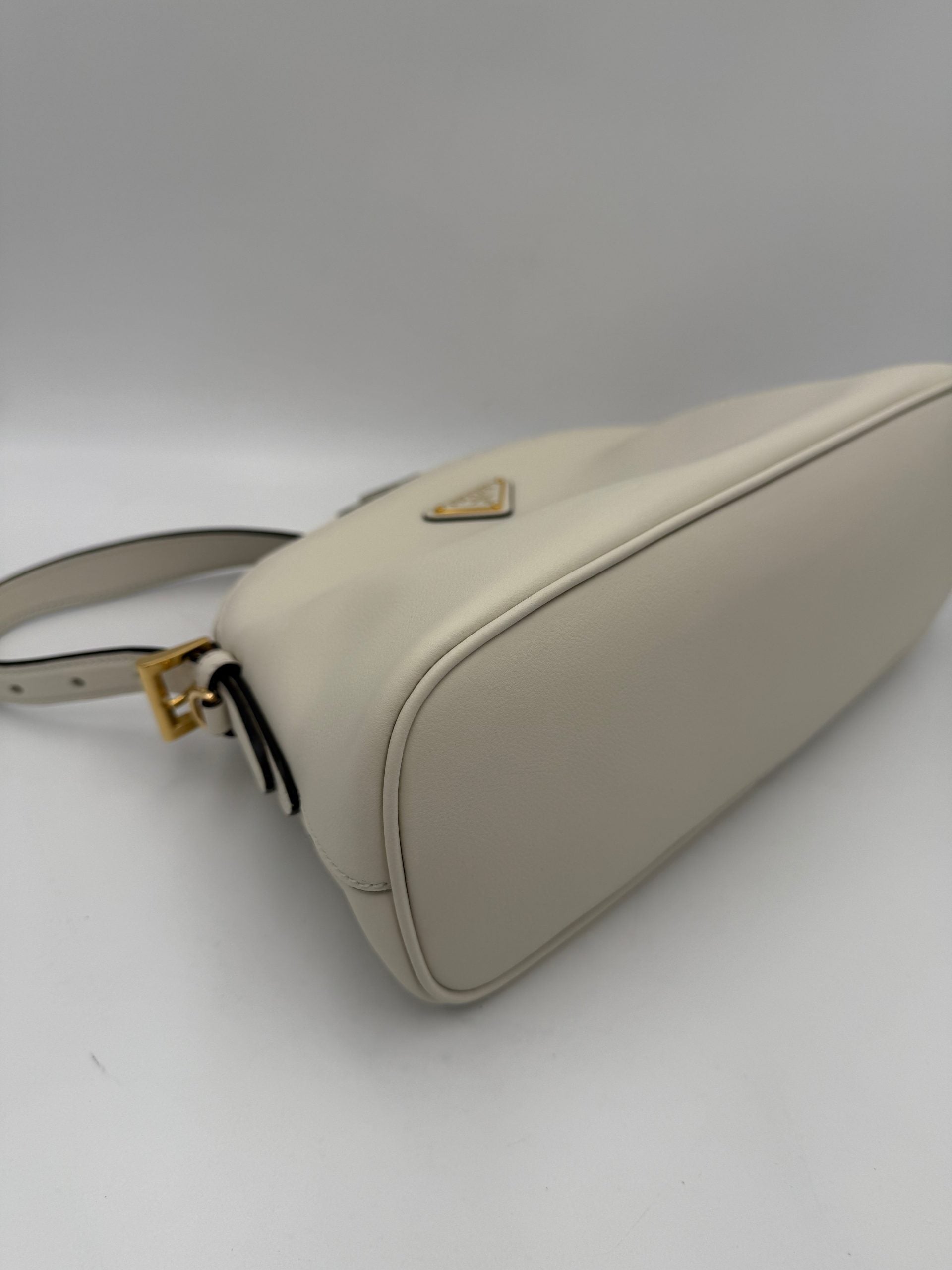 Sac à main Prada Bauletto Bowling en cuir avec poignées, design élégant et structure volumineuse.