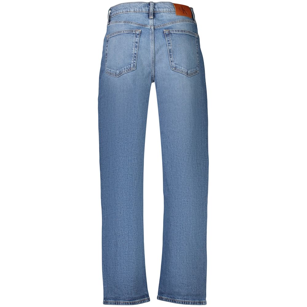 Jeans pour femme en coton bleu de la marque Calvin Klein, ajustés, avec détails classiques et coupe moderne.