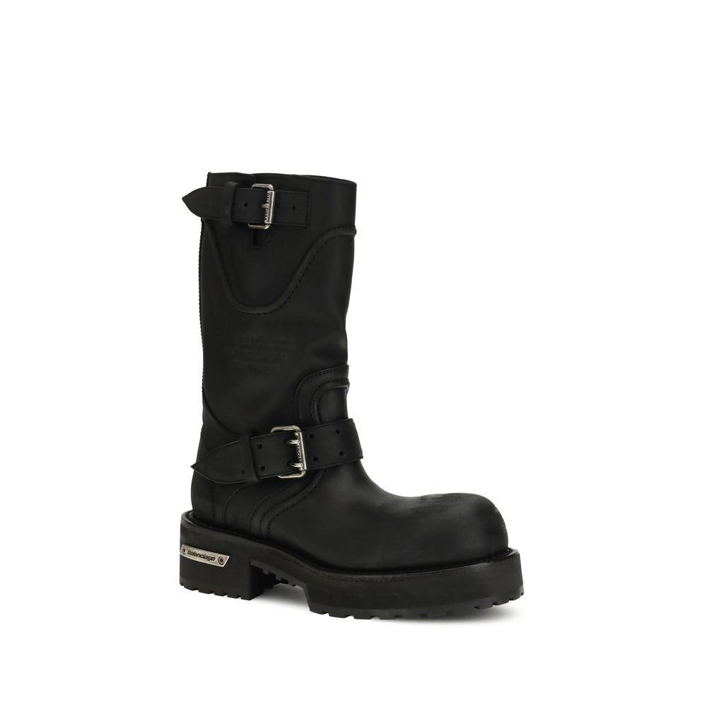 Bottes Balenciaga en cuir de veau noir Bos Taurus à lacets, élégantes et sophistiquées, visibles en gros plan.