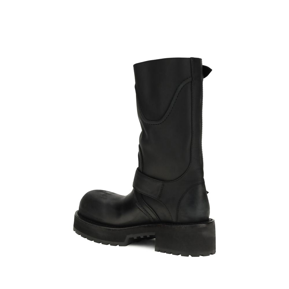 Bottes Balenciaga en cuir de veau noir Bos Taurus avec lacets, semelle robuste, élégantes et modernes.