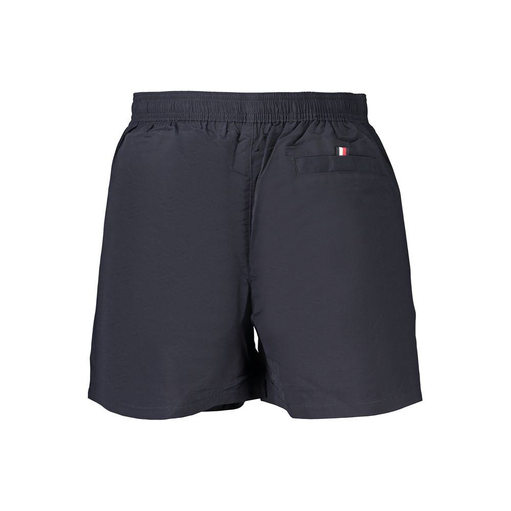 Maillot de bain homme Tommy Hilfiger en polyester bleu, style sportif avec logo emblématique, pour la plage ou la piscine.