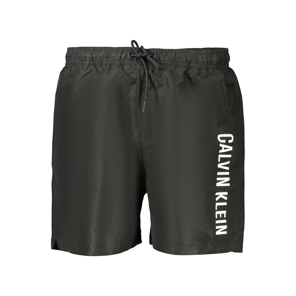 Shorts pour homme en polyester noir de la marque Calvin Klein, coupe classique et style décontracté.