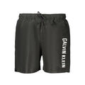 Shorts pour homme en polyester noir de la marque Calvin Klein, coupe classique et style décontracté.