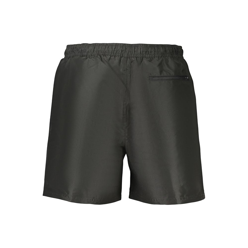 Shorts pour hommes en polyester noir de la marque Calvin Klein, coupe décontractée et confort moderne.