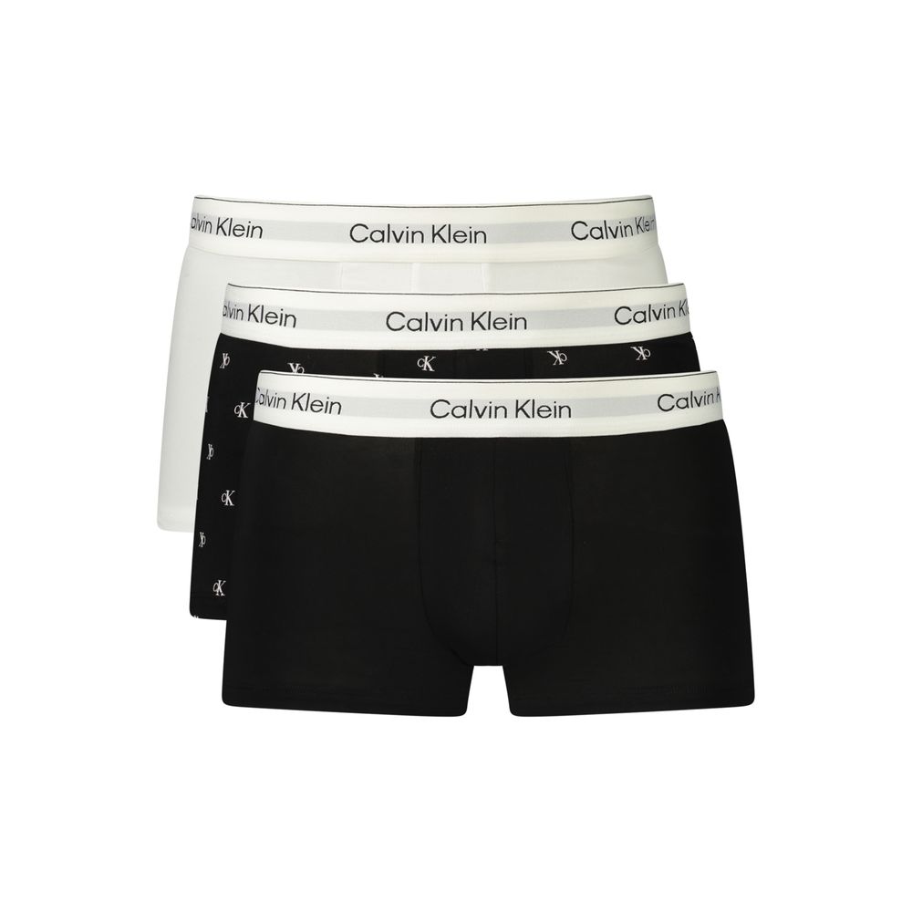 Boxers pour hommes en coton noir de la marque Calvin Klein, affichant un style classique et confortable.