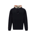 Sweat-shirt noir en coton de la marque Burberry, avec logo discret, porté sur un mannequin.