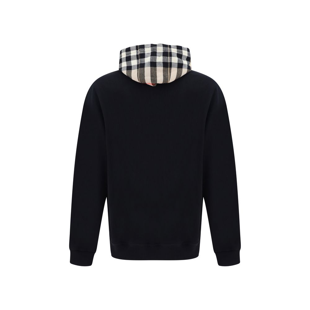 Sweatshirt en coton noir de Burberry, style décontracté avec logo discret, porté sur un mannequin.