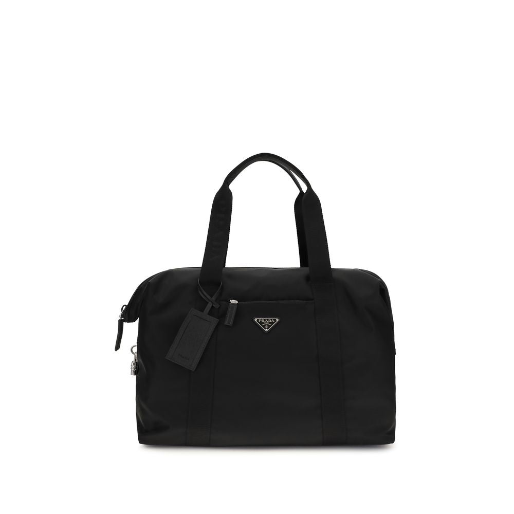 Valise de voyage Prada en polyamide recyclé noir, avec poignées et roulettes, pour un style élégant et durable.