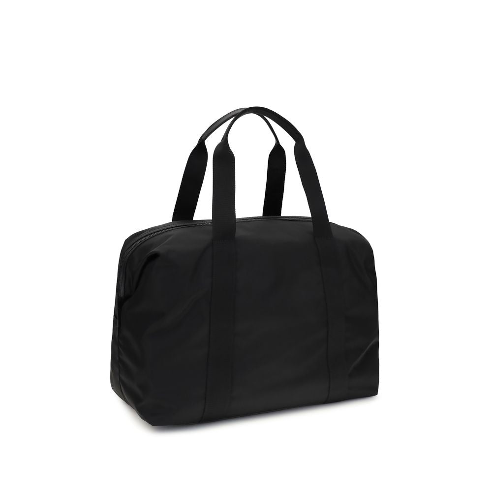 Valise de voyage Prada noire en polyamide recyclé avec poignées et roulettes, conçue pour les déplacements élégants.
