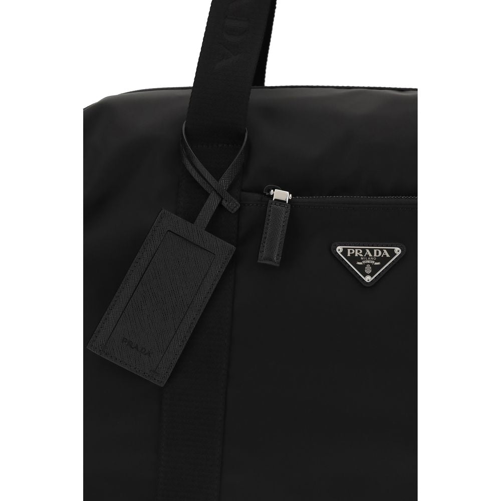 Valise de voyage Prada noire en polyamide recyclé, style élégant et durable, avec poignées et compartiments visibles.