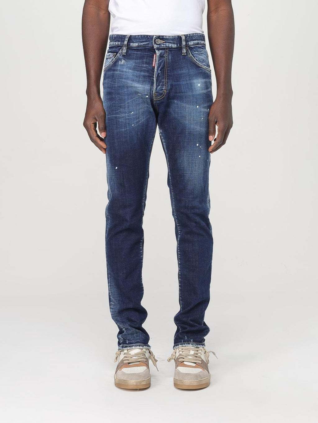Jeans en denim bleu décontractés de la marque Dsquared², coupe relaxée, visibles avec détails de couture et poches.