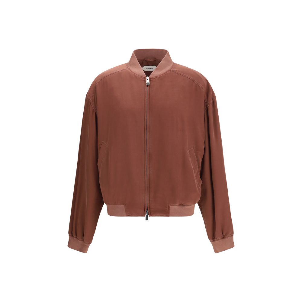 Veste bomber en soie bordeaux de Versace, élégante et raffinée, avec détails sophistiqués et logo de la marque.