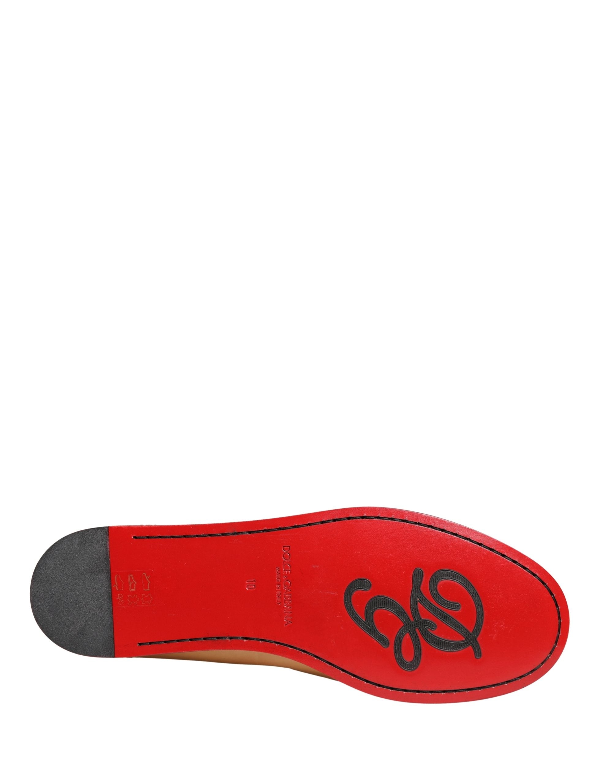 Chaussures mocassins pour homme Dolce & Gabbana en cuir beige avec pampilles, style slip-on et détails en cuir élégant.