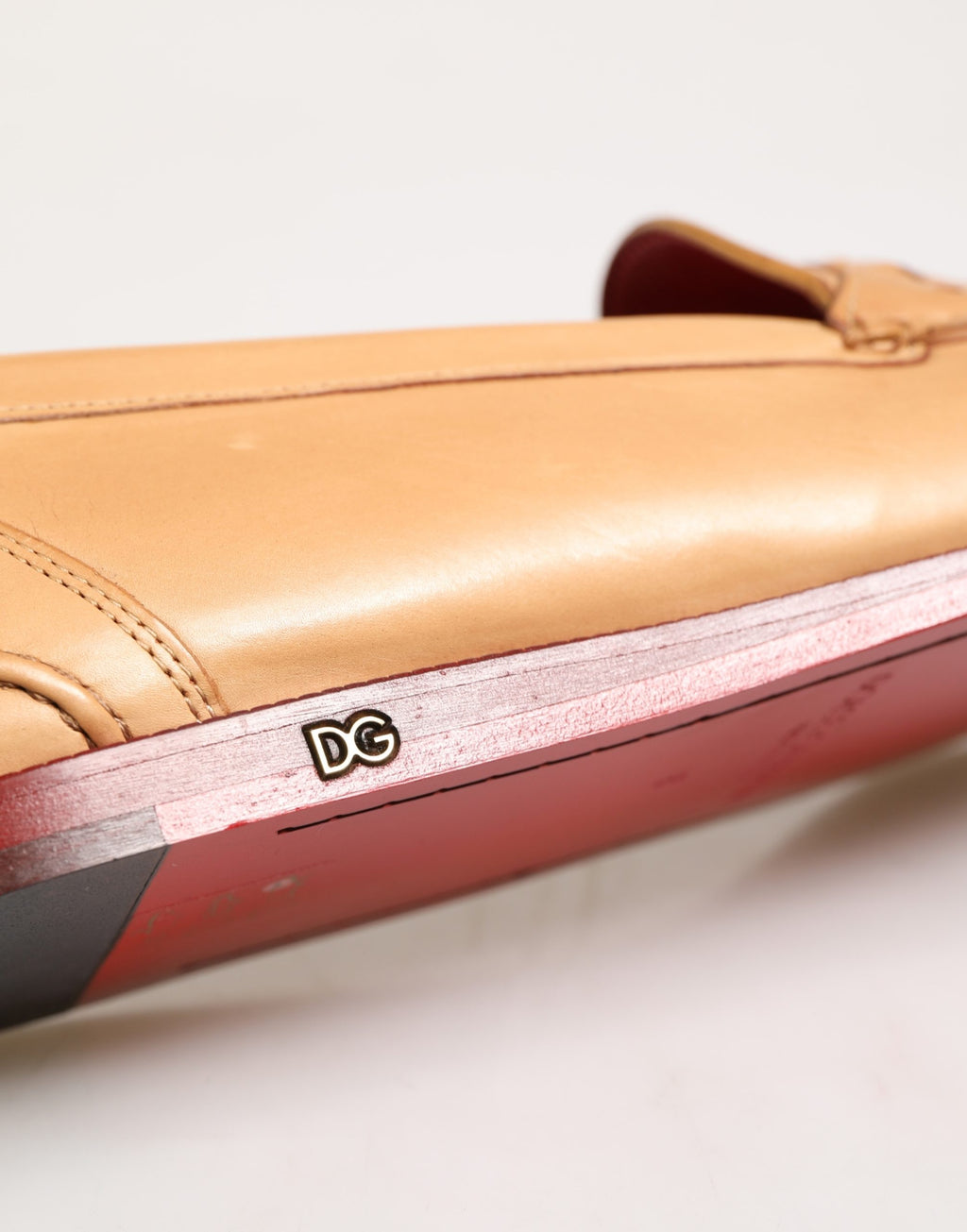 Chaussures mocassins pour homme Dolce & Gabbana en cuir beige avec pompons et gland en cuir, slip-on élégant et décontracté.