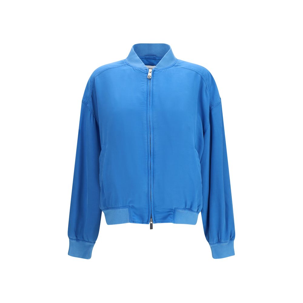 Veste bomber en soie bleue de Versace avec logo emblématique et détails élégants, vue de face.