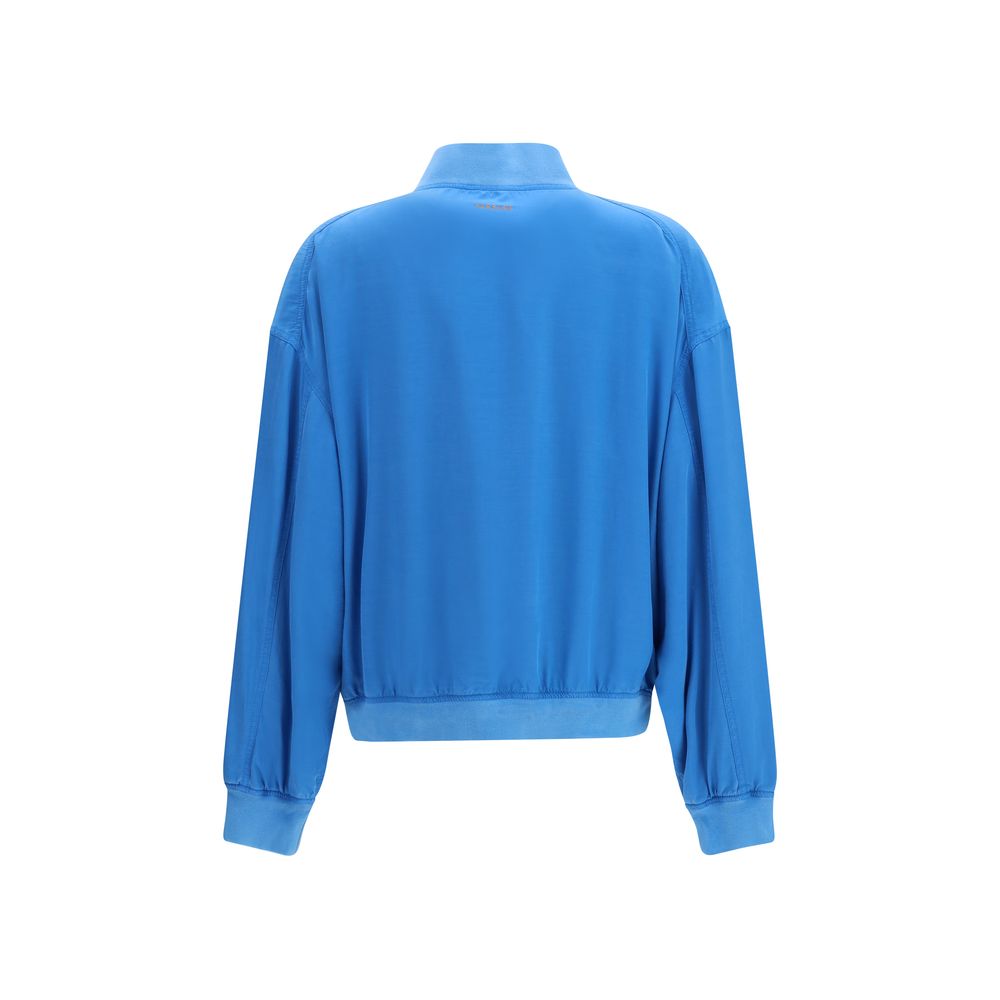 Blouson bomber en soie bleue de Versace avec logo emblématique, manches longues et style élégant.