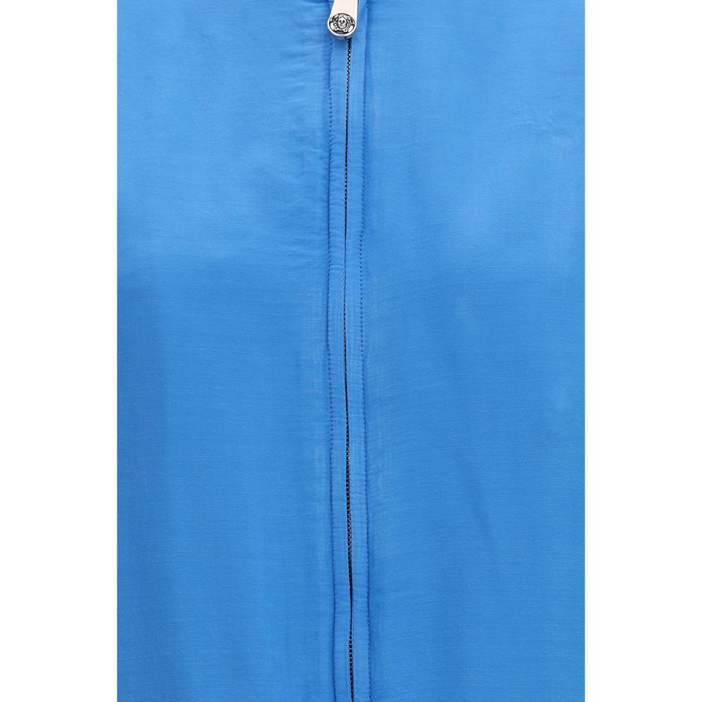 Veste bomber en soie bleue de Versace, avec logo emblématique et détails élégants, vue de face.
